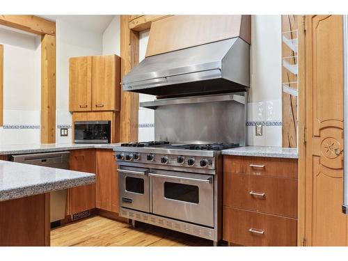 106 Lougheed Circle, Banff, AB - Indoor Photo Showing Kitchen