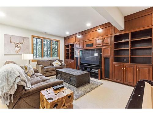 106 Lougheed Circle, Banff, AB - Indoor Photo Showing Living Room