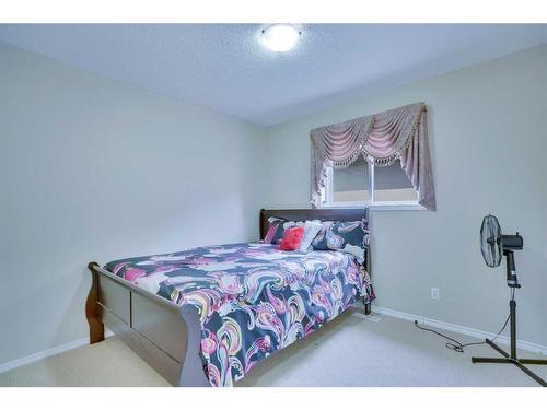 357 Saddlecrest Way Ne, Calgary, AB - Indoor Photo Showing Bedroom