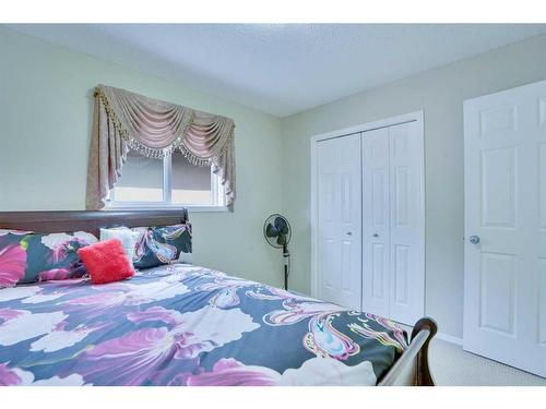 357 Saddlecrest Way Ne, Calgary, AB - Indoor Photo Showing Bedroom