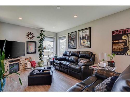 224 Ross Avenue, Cochrane, AB - Indoor Photo Showing Living Room