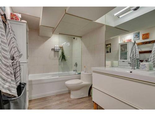 224 Ross Avenue, Cochrane, AB - Indoor Photo Showing Bathroom