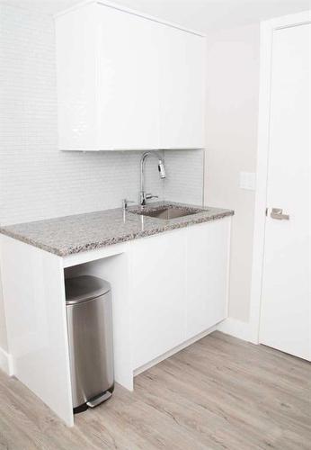 224 Ross Avenue, Cochrane, AB - Indoor Photo Showing Kitchen