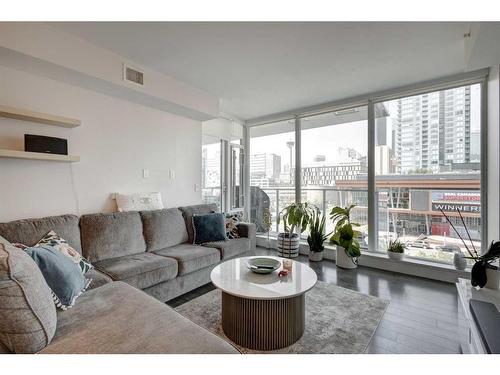 401-510 6 Avenue Se, Calgary, AB - Indoor Photo Showing Living Room