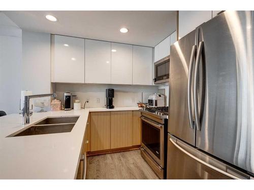 401-510 6 Avenue Se, Calgary, AB - Indoor Photo Showing Kitchen With Double Sink