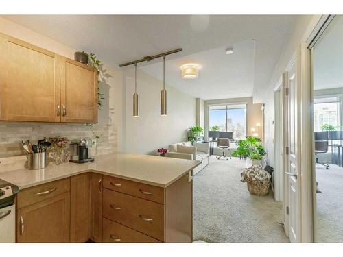 #906-1320 1 Street Se, Calgary, AB - Indoor Photo Showing Kitchen