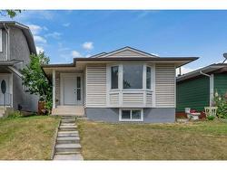 256 Castleridge Drive NE Calgary, AB T3J 1X3