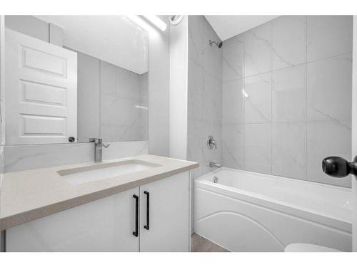 256 Castleridge Drive Ne, Calgary, AB - Indoor Photo Showing Bathroom