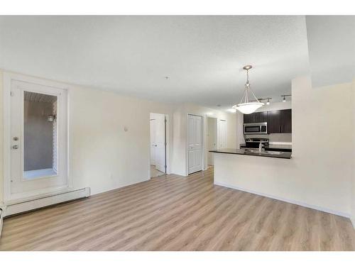 9112-403 Mackenzie Way, Airdrie, AB - Indoor Photo Showing Kitchen