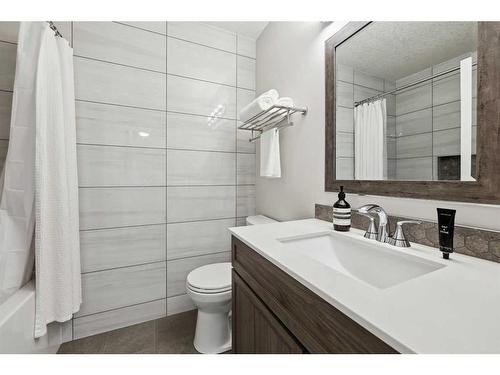 110 Patterson Hill Sw, Calgary, AB - Indoor Photo Showing Bathroom