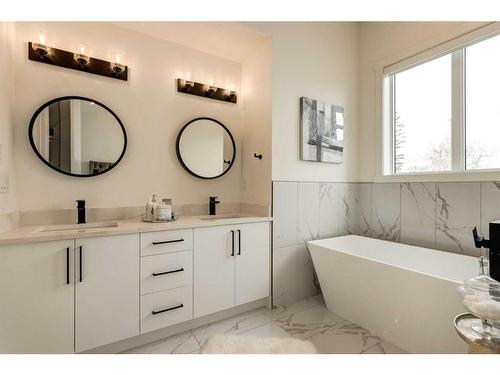 6427 Bow Crescent Nw, Calgary, AB - Indoor Photo Showing Bathroom