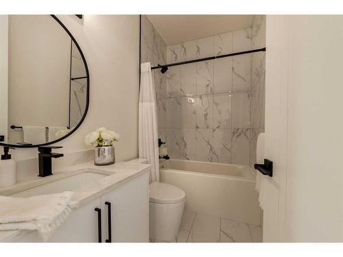 6427 Bow Crescent Nw, Calgary, AB - Indoor Photo Showing Bathroom