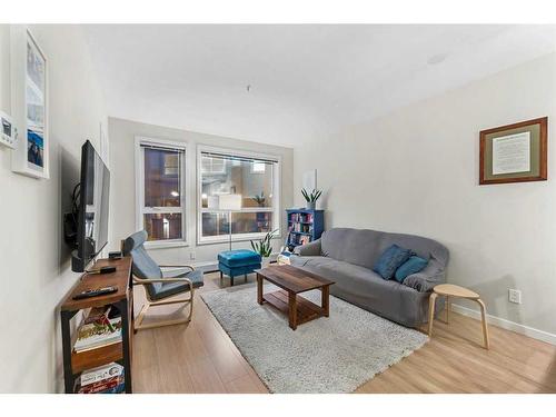 213-707 4 Street Ne, Calgary, AB - Indoor Photo Showing Living Room