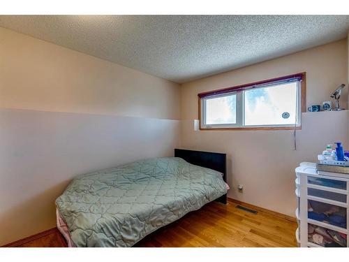 6527 Temple Drive Ne, Calgary, AB - Indoor Photo Showing Bedroom