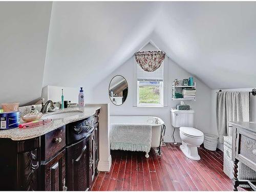 2 Elma Street West, Okotoks, AB - Indoor Photo Showing Bathroom