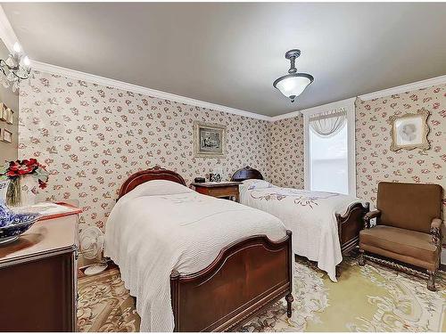 2 Elma Street West, Okotoks, AB - Indoor Photo Showing Bedroom