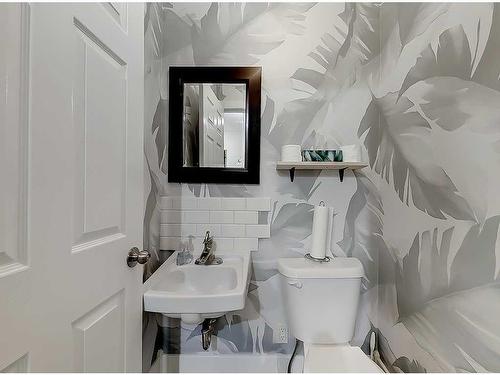 2 Elma Street West, Okotoks, AB - Indoor Photo Showing Bathroom