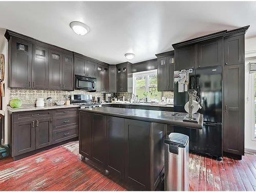 2 Elma Street West, Okotoks, AB - Indoor Photo Showing Kitchen With Upgraded Kitchen