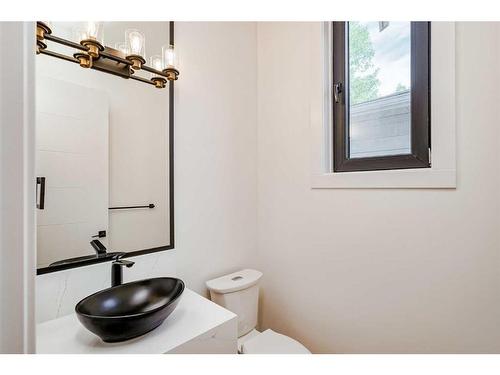 2632 30 Street Sw, Calgary, AB - Indoor Photo Showing Bathroom