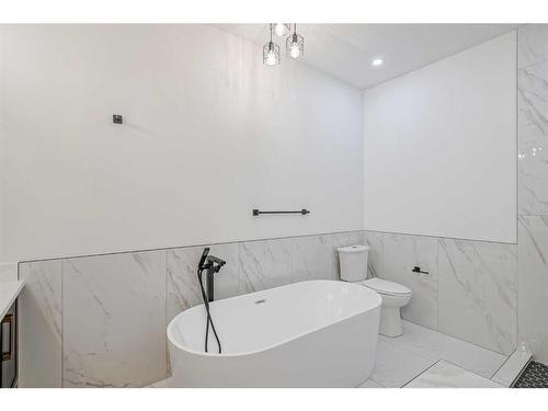 2632 30 Street Sw, Calgary, AB - Indoor Photo Showing Bathroom