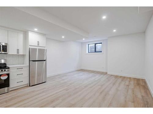 2632 30 Street Sw, Calgary, AB - Indoor Photo Showing Kitchen