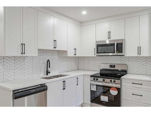 2632 30 Street Sw, Calgary, AB - Indoor Photo Showing Kitchen With Stainless Steel Kitchen With Double Sink With Upgraded Kitchen