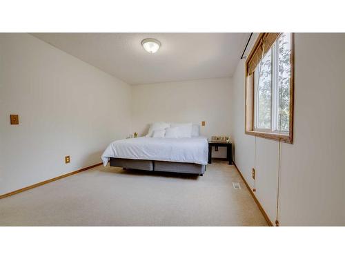 863 Tuscany Drive Nw, Calgary, AB - Indoor Photo Showing Bedroom