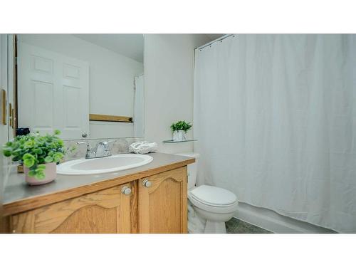 863 Tuscany Drive Nw, Calgary, AB - Indoor Photo Showing Bathroom