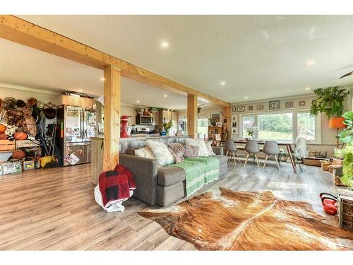 450197 216 Street West, Rural Foothills County, AB - Indoor Photo Showing Living Room