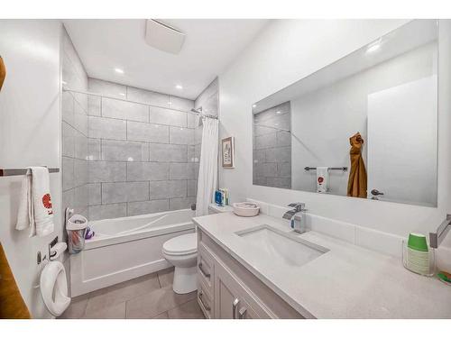 7-10401 19 Street Sw, Calgary, AB - Indoor Photo Showing Bathroom