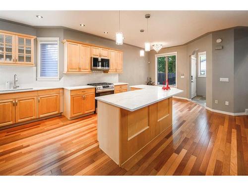 2312 5 Avenue Nw, Calgary, AB - Indoor Photo Showing Kitchen