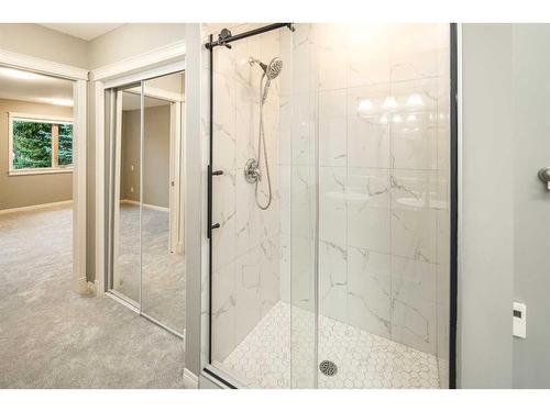 2312 5 Avenue Nw, Calgary, AB - Indoor Photo Showing Bathroom