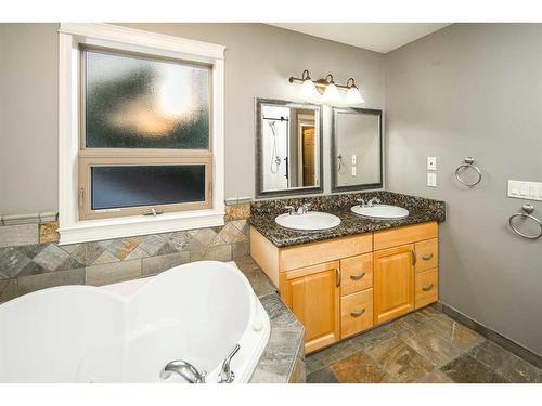 2312 5 Avenue Nw, Calgary, AB - Indoor Photo Showing Bathroom