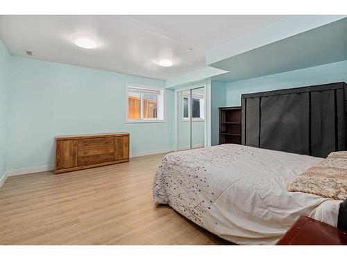 44 Rainbow Falls Boulevard, Chestermere, AB - Indoor Photo Showing Bedroom