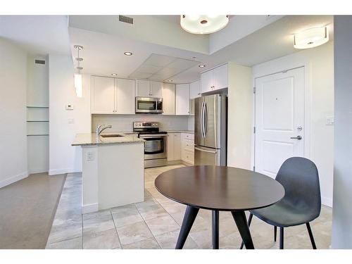 506-24 Varsity Estates Circle, Calgary, AB - Indoor Photo Showing Kitchen With Upgraded Kitchen