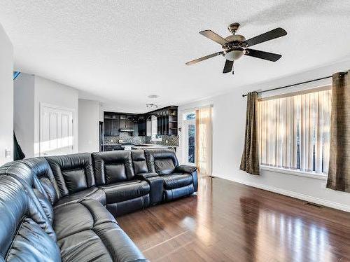 8 Castlebury Way Ne, Calgary, AB - Indoor Photo Showing Living Room