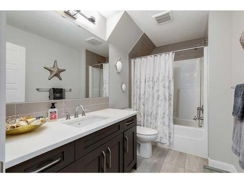 203 Cranbrook Circle Se, Calgary, AB - Indoor Photo Showing Bathroom