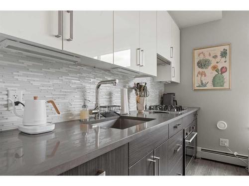 221-515 4 Avenue Ne, Calgary, AB - Indoor Photo Showing Kitchen With Upgraded Kitchen