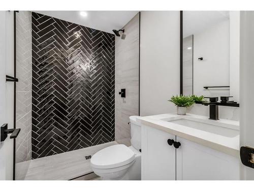 2118 Victoria Crescent Nw, Calgary, AB - Indoor Photo Showing Bathroom