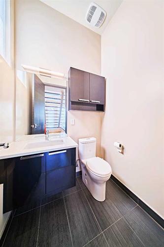 2714 18 Street Nw, Calgary, AB - Indoor Photo Showing Bathroom