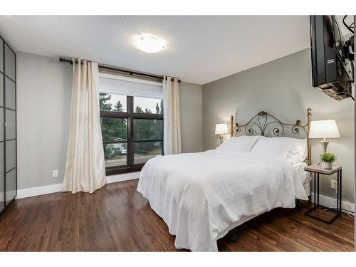 11 Woodlark Drive Sw, Calgary, AB - Indoor Photo Showing Bedroom