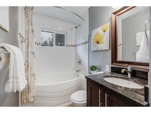 11 Woodlark Drive Sw, Calgary, AB - Indoor Photo Showing Bathroom