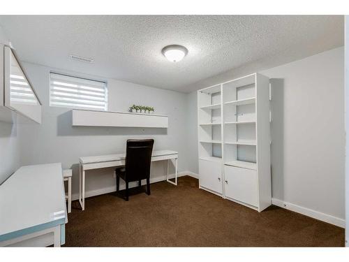 11 Woodlark Drive Sw, Calgary, AB - Indoor