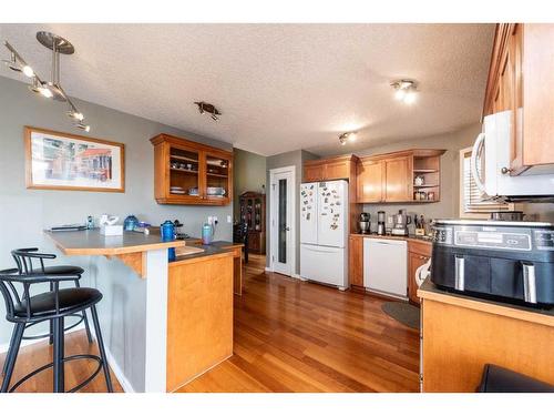 113 Royal Birch View Nw, Calgary, AB - Indoor Photo Showing Kitchen