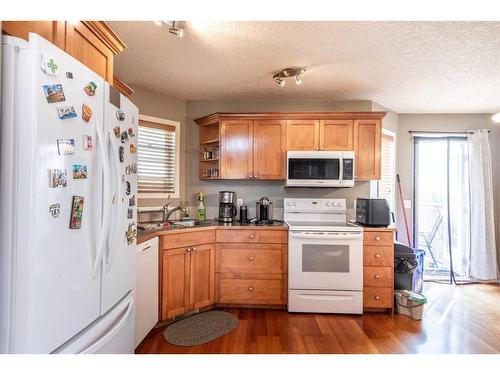 113 Royal Birch View Nw, Calgary, AB - Indoor Photo Showing Kitchen