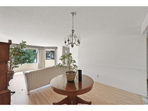 84 Sandarac Circle Nw, Calgary, AB - Indoor