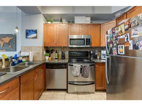 9-148 Rockyledge View Nw, Calgary, AB - Indoor Photo Showing Kitchen