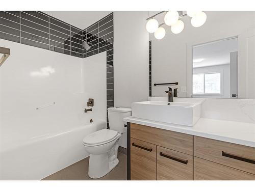 28 Hidden Creek Terrace Nw, Calgary, AB - Indoor Photo Showing Bathroom