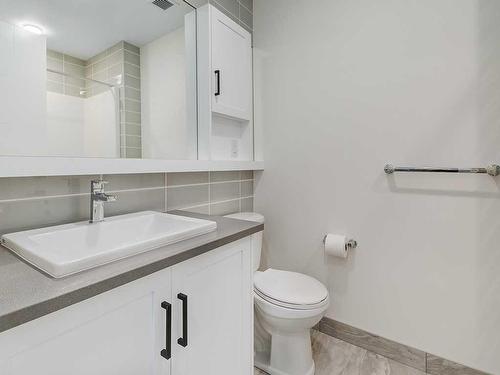 529-4138 University Avenue Nw, Calgary, AB - Indoor Photo Showing Bathroom