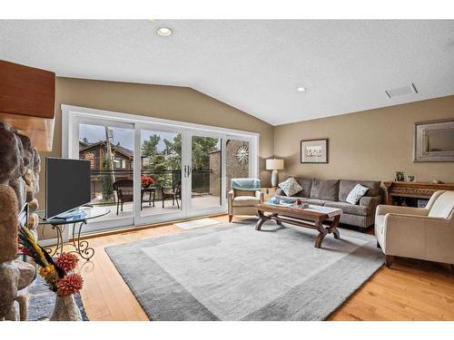 631 5Th Street, Canmore, AB - Indoor Photo Showing Living Room